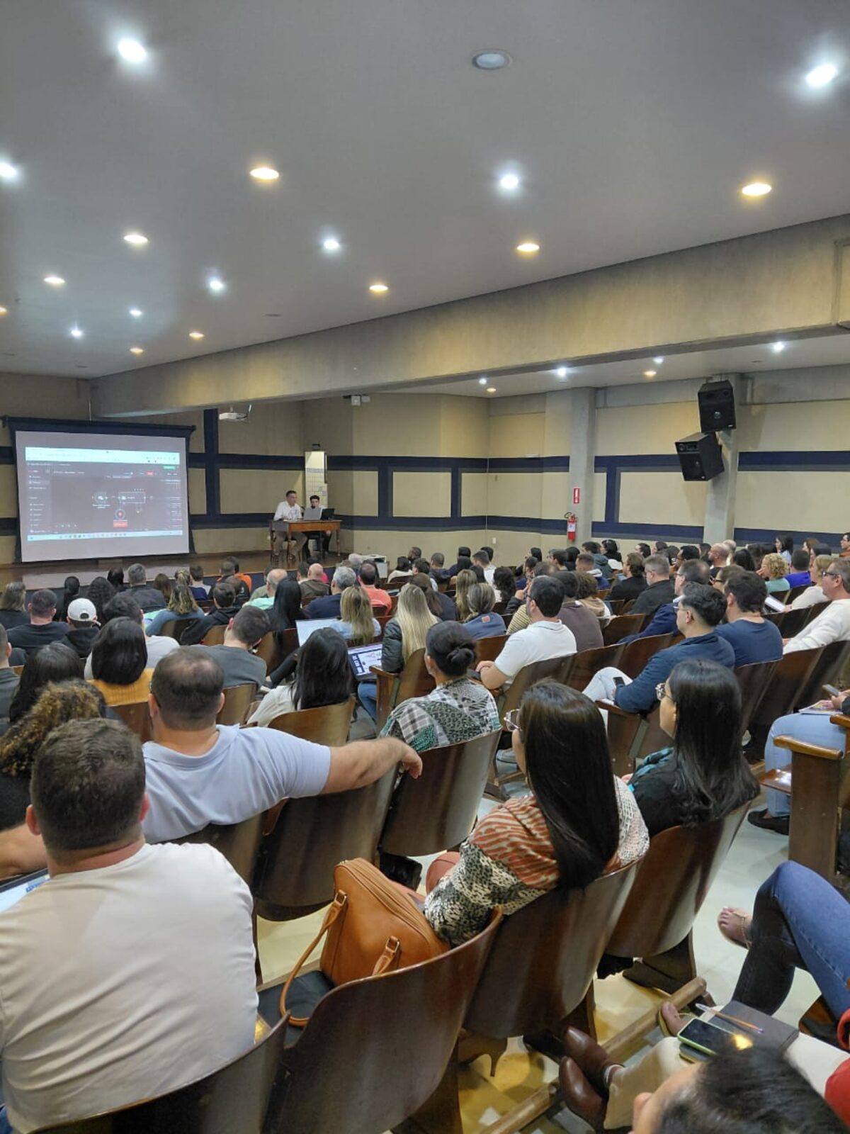 Auditório lotado durante palestra sobre Inteligência Artificial na prática