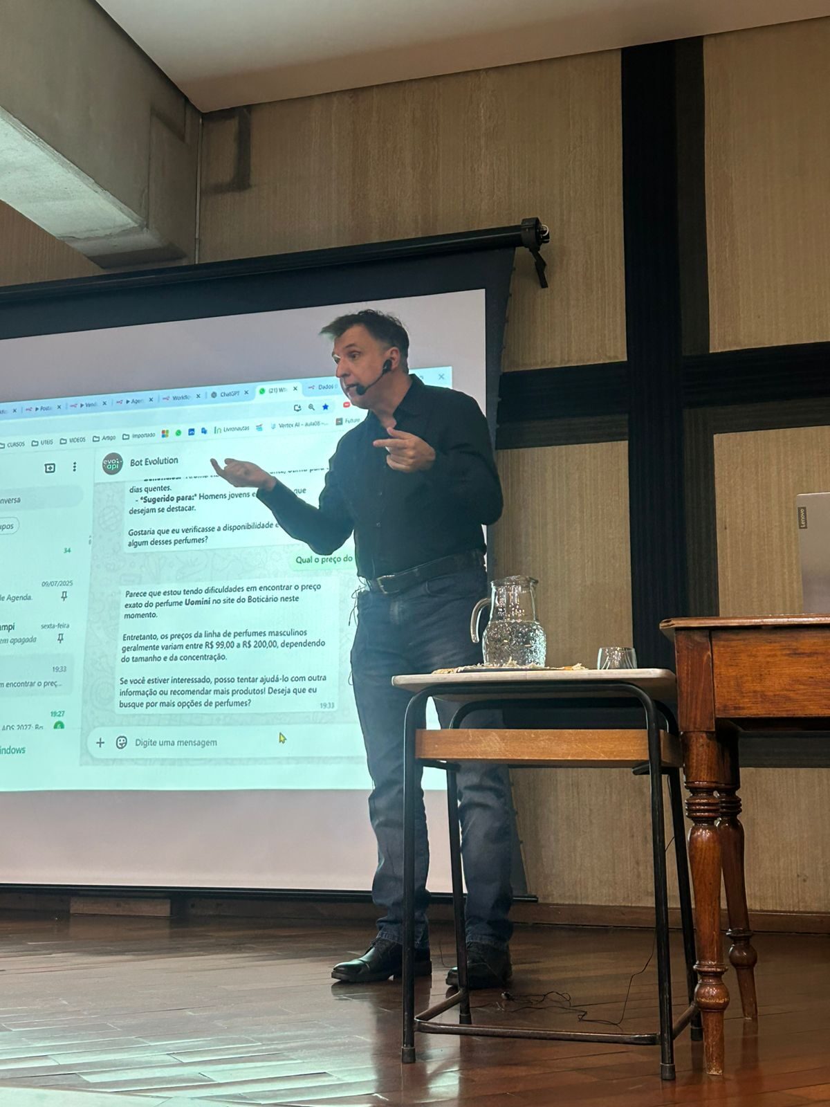 Prof. Dr. Eduardo Mendes demonstrando ao vivo uma aplicação de Inteligência Artificial